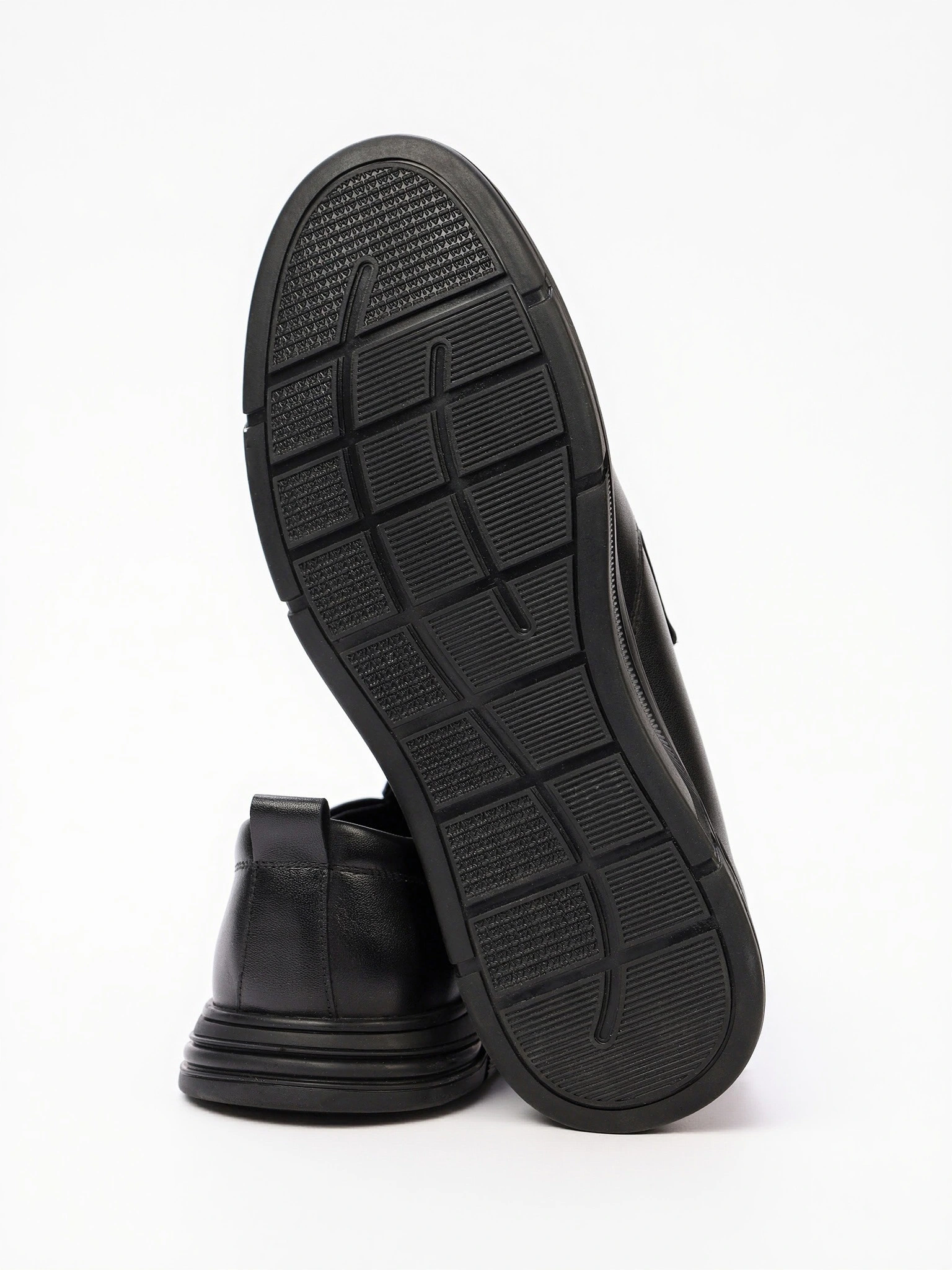 Туфли черного цвета с эластичными вставками